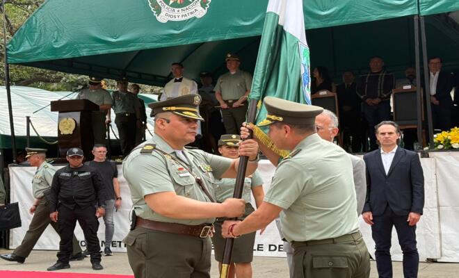 Coronel Luis Muñoz recibe bandera del departamento de Antioquia