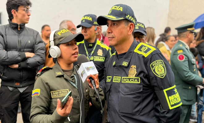 Locutora radio policía entrevistando al Comandante de la Policía en Tunja