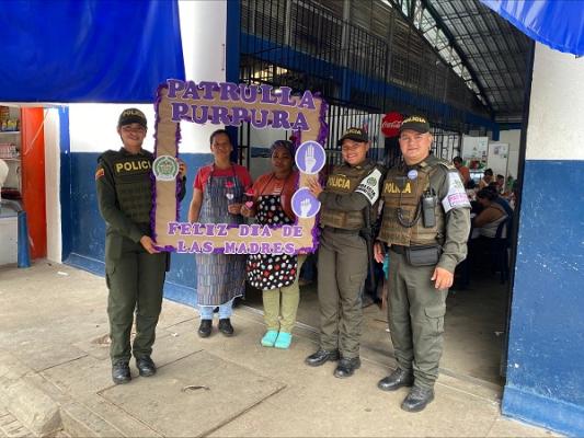La Patrulla Púrpura sorprende a madres trabajadoras de la plaza de mercado en su día