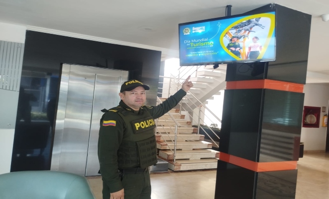Uniformados del grupo de turismo hacen campañas frente al dia internacional del turimo 