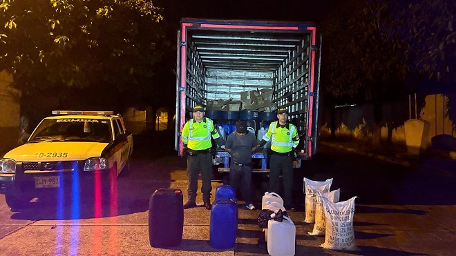 Dos hombres que transportaban insumos líquidos sin permiso legal fueron capturados por la Policía