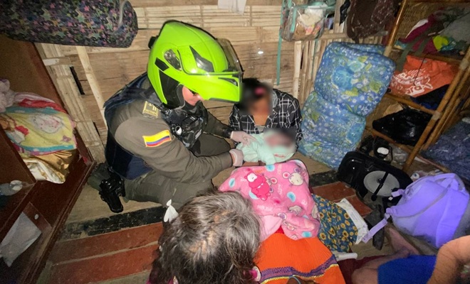 Dos uniformados en Manizales traen esperanza al mundo: asisten parto en condiciones adversas en el barrio de Samaria