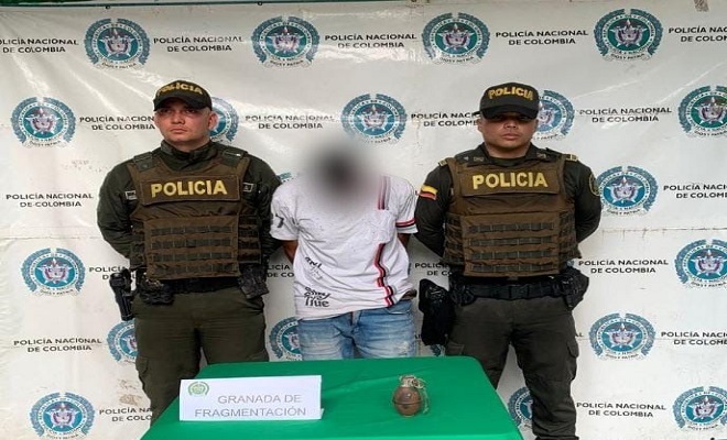Dos polic&iacute;as, un capturado y una granada de fragmentaci&oacute;n