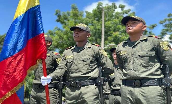 El sol les marcaba el filo del uniforme y les endurecía el gesto