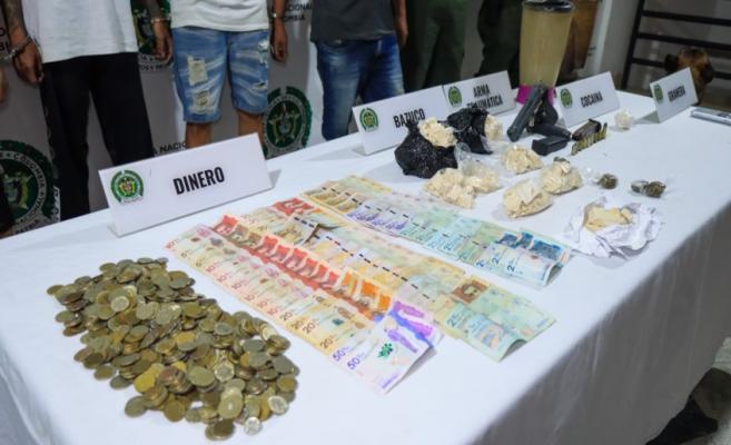 Elementos como dinero, sustancias alucinógenas, entre otros, los cuales fueron incautados durante diligencia de allanamiento