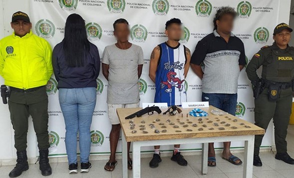 En allanamiento fueron capturadas 4 personas, con armas de fuego y estupefacientes