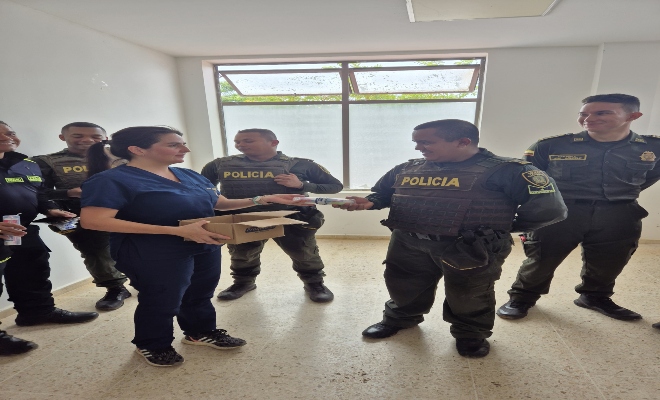 Entrega de botiquines de primeros auxilios, como pequeños cofres de atención