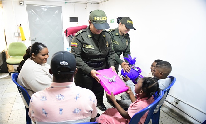 Entrega de detalles a hijos de los menores