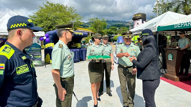 Entrega de llaves del vehículo a la alcaldesa del municipio
