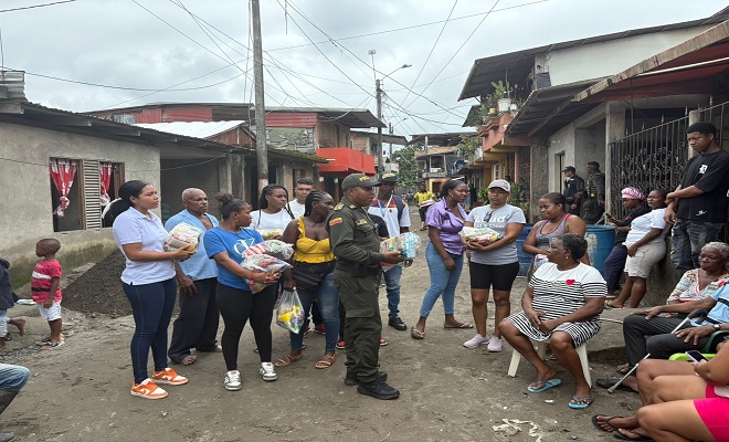 Entrega de mercados a la comunidad 
