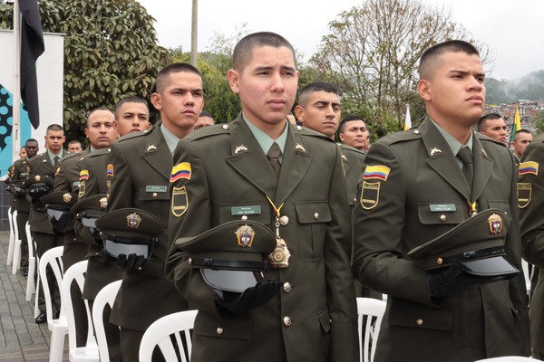 Escuela de Carabineros Alejandro Guti&eacute;rrez entrega placas al curso 004