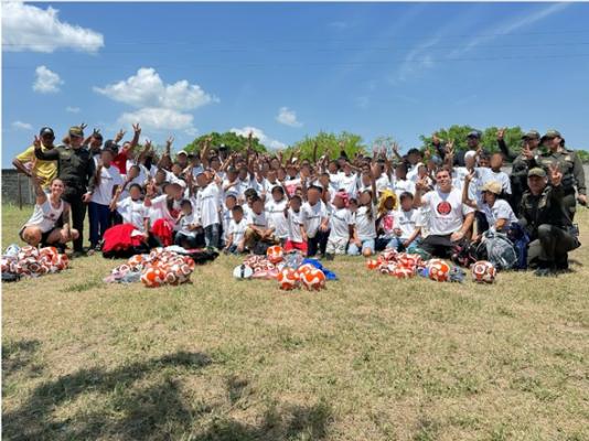 Fono con los niños, niñas y adolescentes para entrega de los elementos deportivos