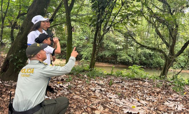 policia con turistas haciendo avistamiento de aves