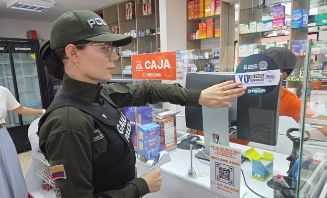 Policía difundiendo la campaña yo no pago, yo denuncio