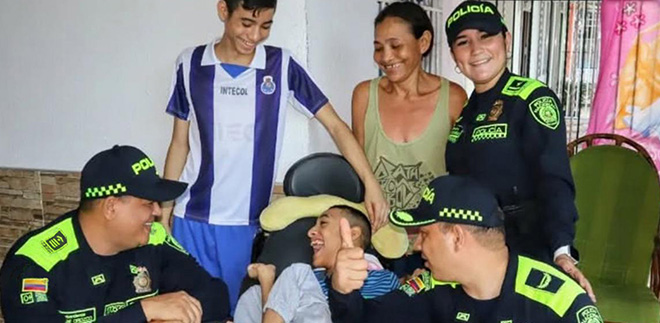 Gestionó una silla de ruedas especializada y lo llevó a conocer el mar Caribe.