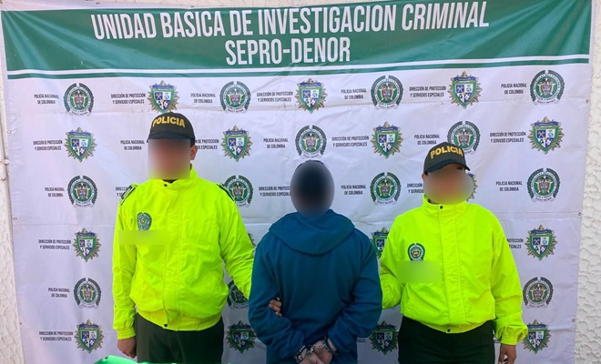 Dos policías con un capturado