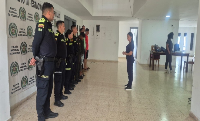Grupo de Salud Operacional brindando informaci&oacute;n a polic&iacute;as 