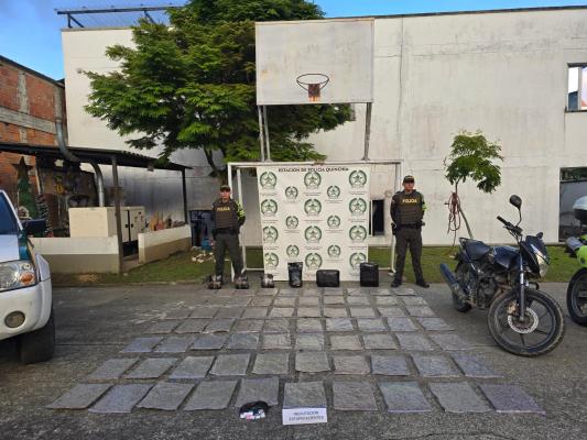 Incautación de estupefacientes abandonados en la vía, tras huida de un motociclista