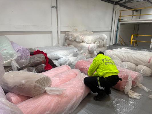 Incautación de 855 rollos de tela de contrabando.