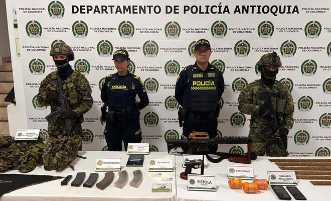 Dos Policías y dos soldados custodian material de guerra incautado