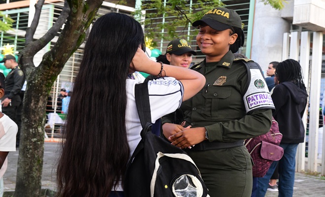 Integrante patrulla púrpura hablando con estudiante