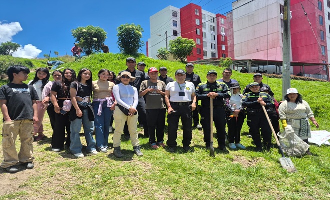 Grupo de personas y 5uniformados acompa&ntilde;ando la actividad Comunitaria lider&oacute; actividades de ornato, embellecimiento y siembra de &aacute;rboles junto a entidades y comunidad del sector Nueva Sindagua