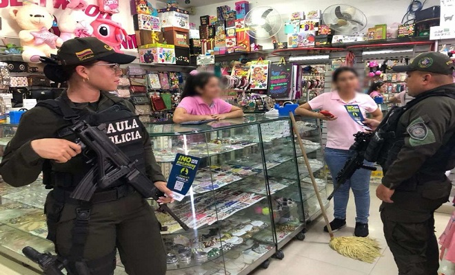 Entrega de volantes y charla son algunas de las actividades que implementaron los Policiales enfocados en la prevención contra la extorsión