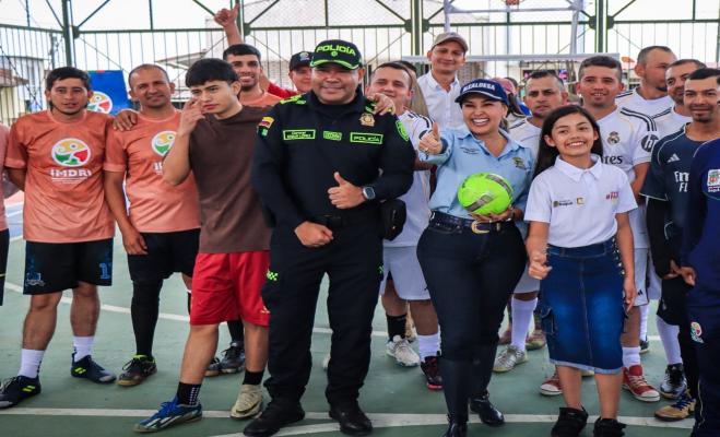 Comandante de la Polic&iacute;a de Ibagu&eacute;, la alcaldesa y l&iacute;deres comunitarios en la inauguraci&oacute;n del Coliseo.