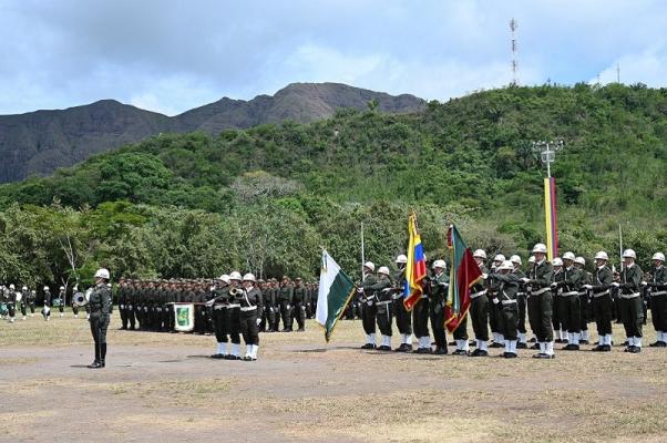 Destacamento que representa a los jóvenes Auxiliares de Policía en su juramento a la bandera