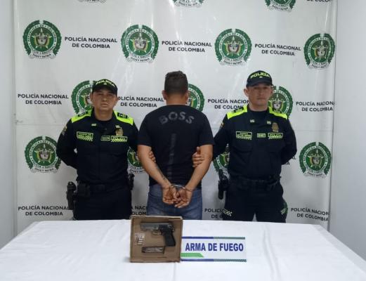 La Policía Metropolitana de Bucaramanga captura a 'Jhon Jairo' con arma de fuego durante puesto de control en el barrio Café Madrid