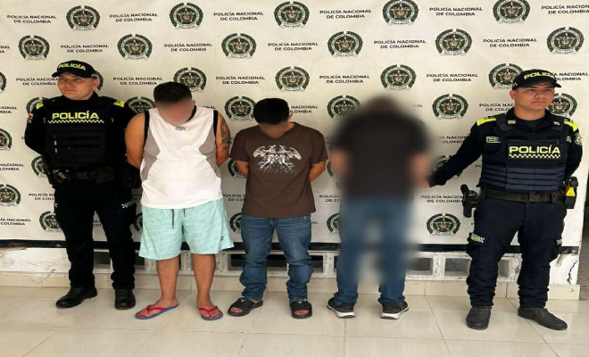 Tres hombre capturados en la mitad de dos uniformados de la Polic&iacute;a Nacional