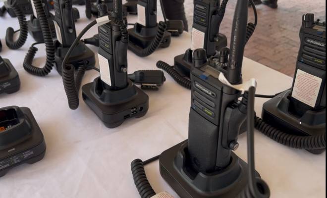 La Gobernación entregó 250 radios de última tecnología y dos vehículos a la Policía Nacional en Aguachica.