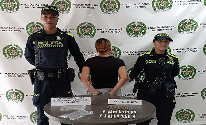 La Policía Nacional sorprendió a esta mujer con 100 gramos de marihuana que pretendía comercializar en este importante sector de la ciudad. 
