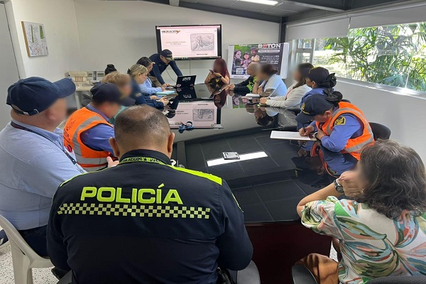 Funcionarios y conductores fueron sensibilizados sobre rutas de atención y uso de la aplicación “Libertad” para la denuncia oportuna.