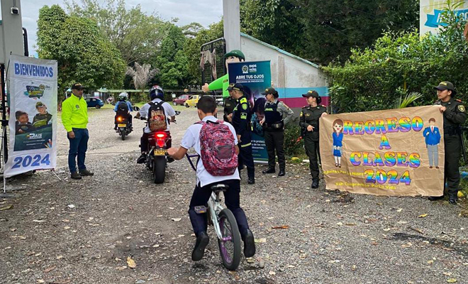 Más de 300 hombres y mujeres del Grupo de Protección a Infancia y Adolescencia, entre otras especialidades del servicio, hicieron presencia en las instituciones educativas para garantizar la seguridad y entregar recomendaciones de seguridad a los niños, niñas, adolescentes y padres de familia.