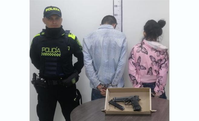 Durante el procedimiento fueron capturados un hombre y una mujer, así como dos adolescentes que intimidaron a la víctima con una pistola traumática para despojarlo de sus pertenencias
