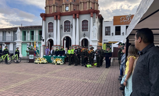 Autoridades pol&iacute;tico-administrativas y Polic&iacute;a nacional en ceremonia de lanzamiento