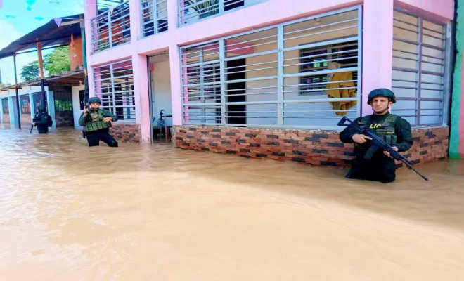 Las alertas siguen y los policías siguen firmes para cuidar lo que el agua no ha podido arrancar la dignidad