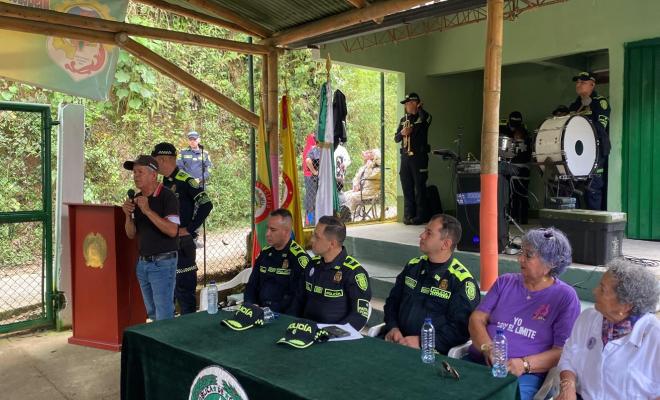 Mesa principal del evento protocolario, con autoridades y representantes comunitarios.