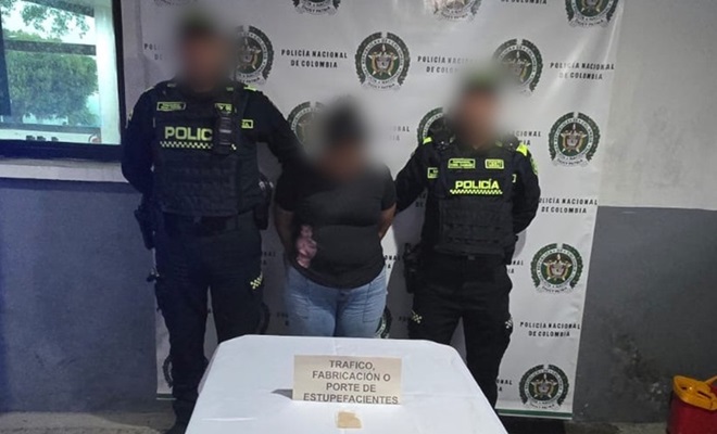 Estupefacientes incautado encima de una mesa 