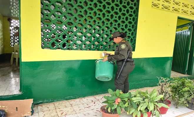 Policía pinta escuela en una vereda