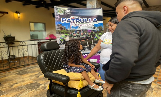 Niños con cancer en actividad de navidad