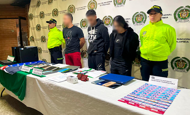 Tres Policías con tres capturados en el backing y los elementos incautados sobre la mesa