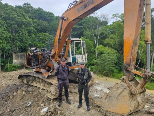 Destruida maquinaria amarilla e insumos