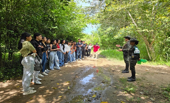 a Policía realizó una charla educativa de sensibilización, destacando la vital función de los ríos y la necesidad de cuidarlos.