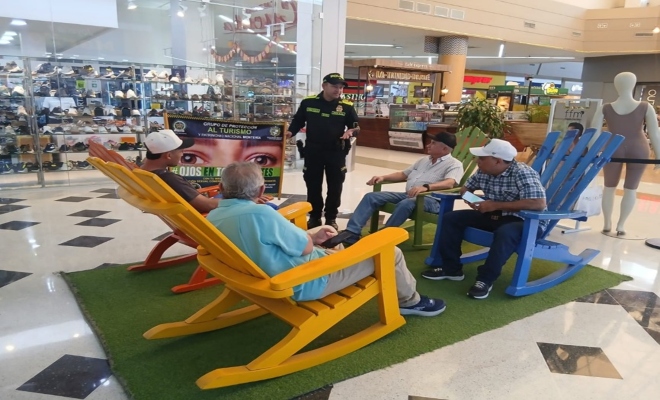 Un policía realizando charla cuatro ciudadanos 