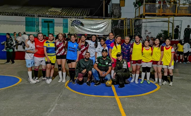 Un líder comunitario con la colaboración con la Policía Nacional y diversos actores sociales