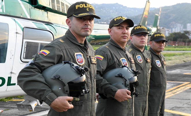 Uniformados de Aviacion Policial   formando al lado del halcon 