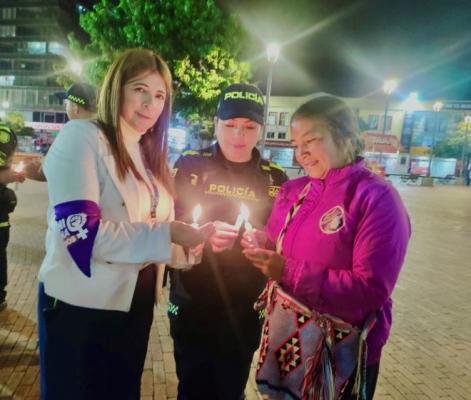 En el marco de la Estrategia Integral de Protección a la Mujer, Familia y Género, la Policía Nacional de Colombia, a través de la ‘Patrulla Púrpura’ de la Policía Metropolitana de Pasto, realizó una velatón conmemorativa en honor a las víctimas de feminicidio y otros delitos atroces en contra de las mujeres. La actividad fue desarrollada en articulación con la Secretaría de las Mujeres, el Consejo Ciudadano de Mujeres y la Mesa de Mujeres Campesinas y Rurales del municipio.  Durante la jornada, se encendió 