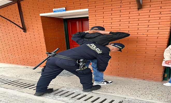 Un Policía realizando un registro a persona